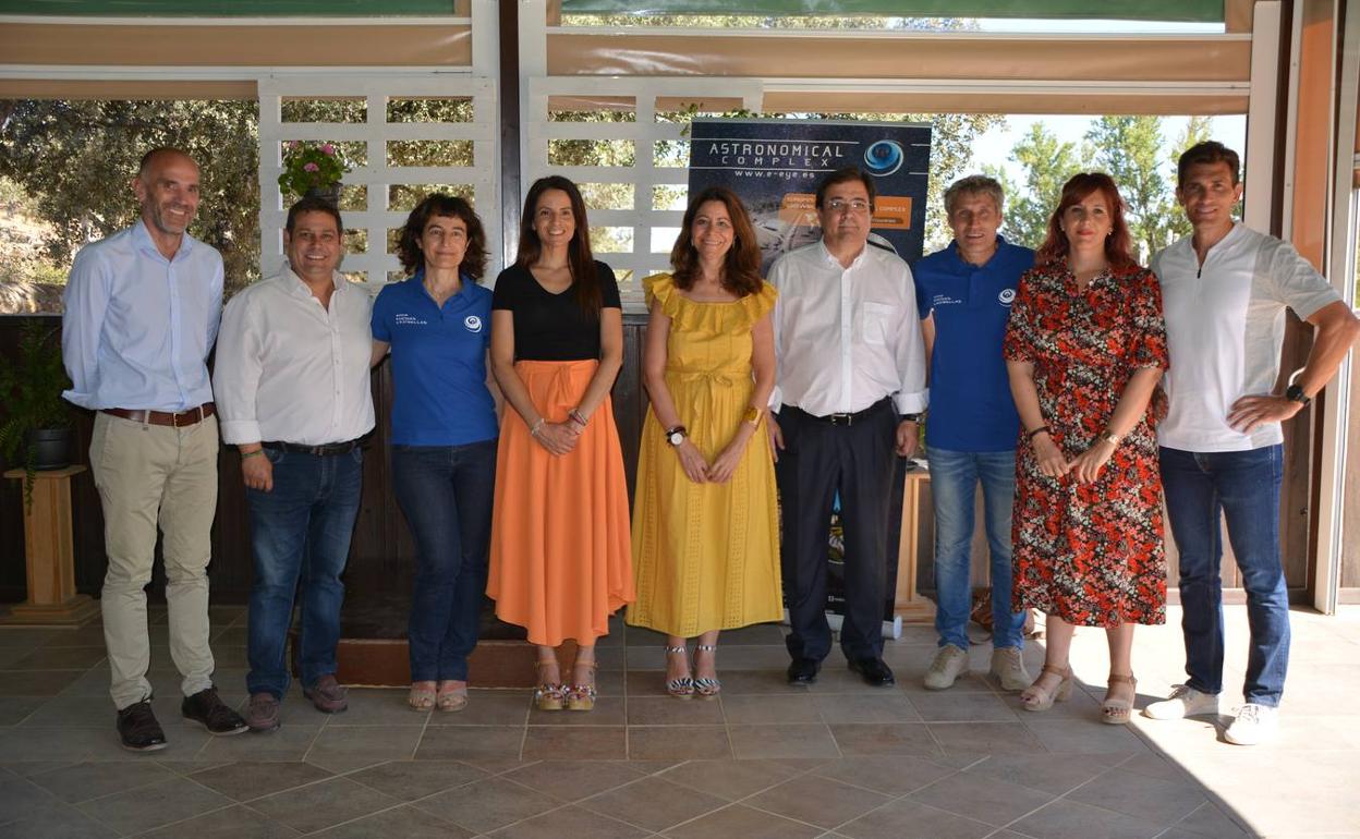 El presidente Vara junto a la consejera de Turismo, la alcaldesa y miembros de la corporación municipal en su visita a Entre Encinas y Estrellas 
