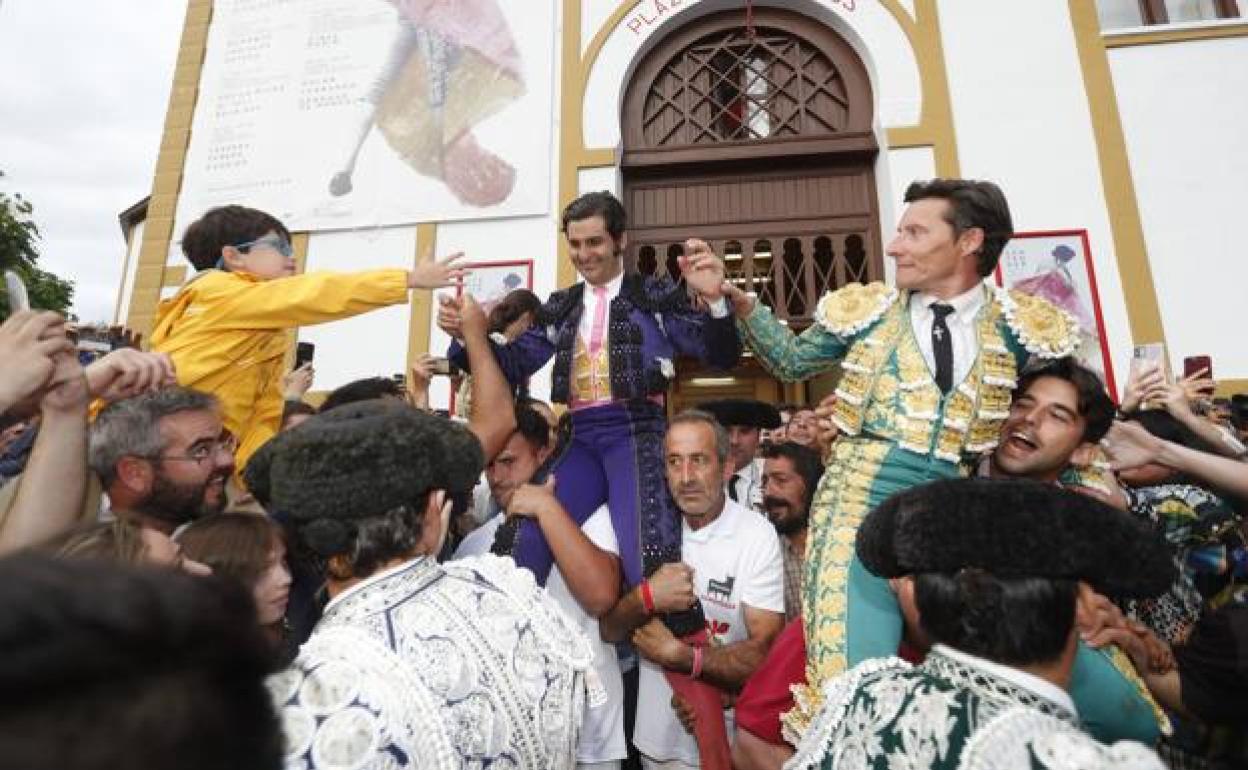 Morante y Urdiales abrieron la puerta grande en Santander.