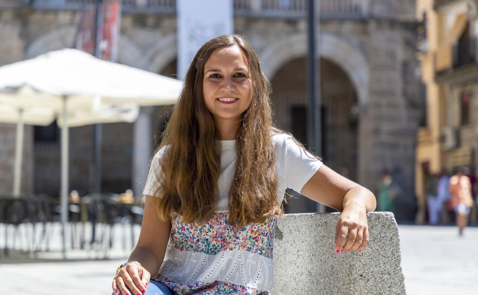 Silvia Paradela, este martes en la Plaza Mayor de Plasencia.