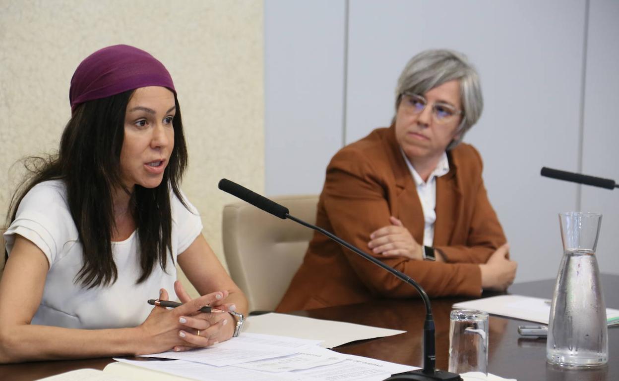 La secretaria de Estado de Transportes, Movilidad y Agenda Urbana, Isabel Pardo de Vera. junto a la consejera de Movilidad, Transporte y Vivienda, Leire Iglesias.