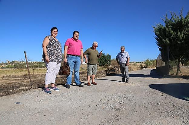 Varios vecinos que viven en la Ronquilla, en el camino que piden que se arregle. 