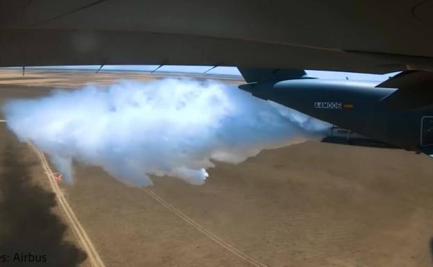 Descarga de agua desde el avión A400M.