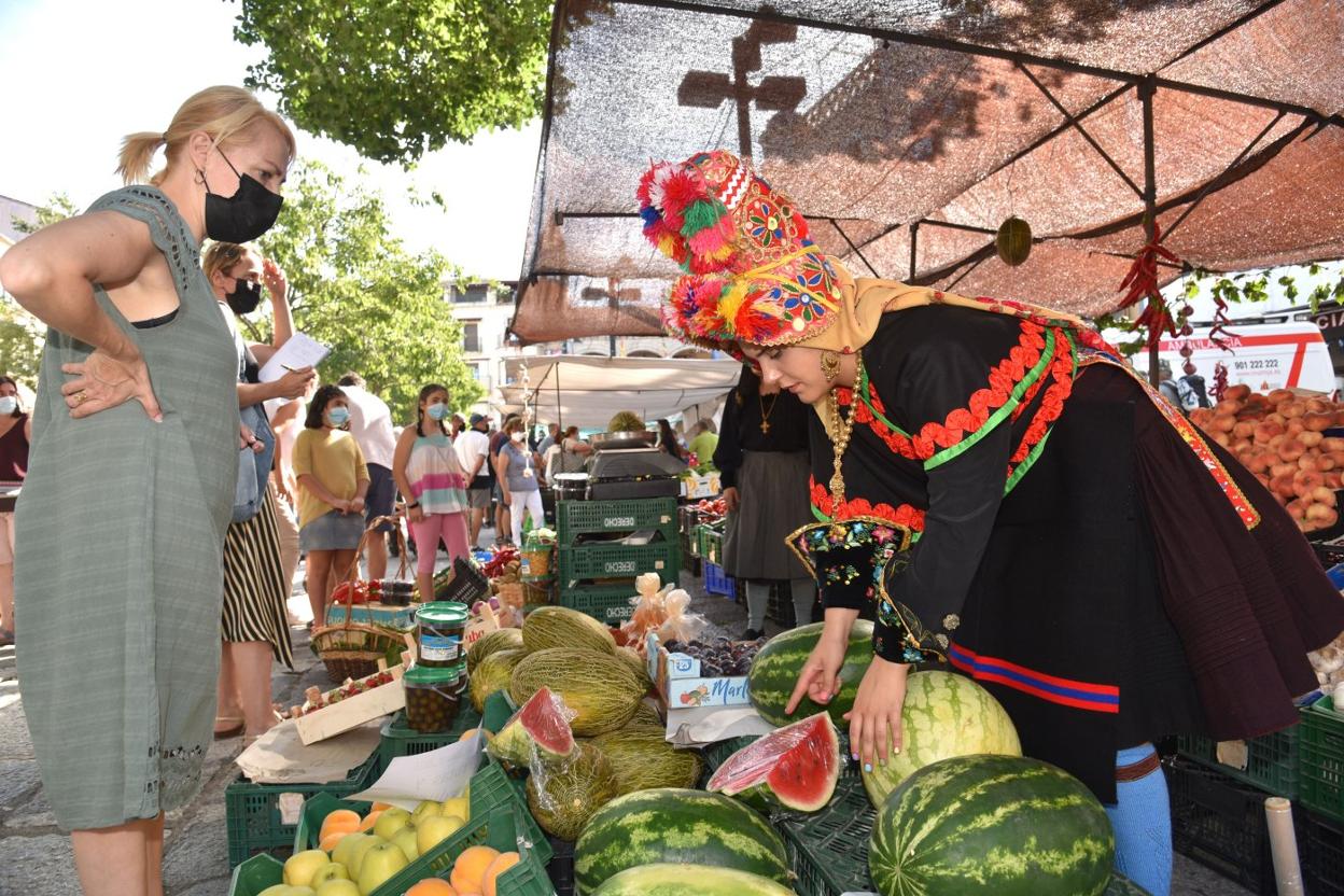 El mercadillo artesanal incorpora la degustación de productos. 