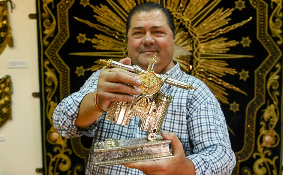 El Chupy sujeta el llamador de la Virgen de la Soledad, con el que tantas veces ha dado la orden de levantar el paso. 