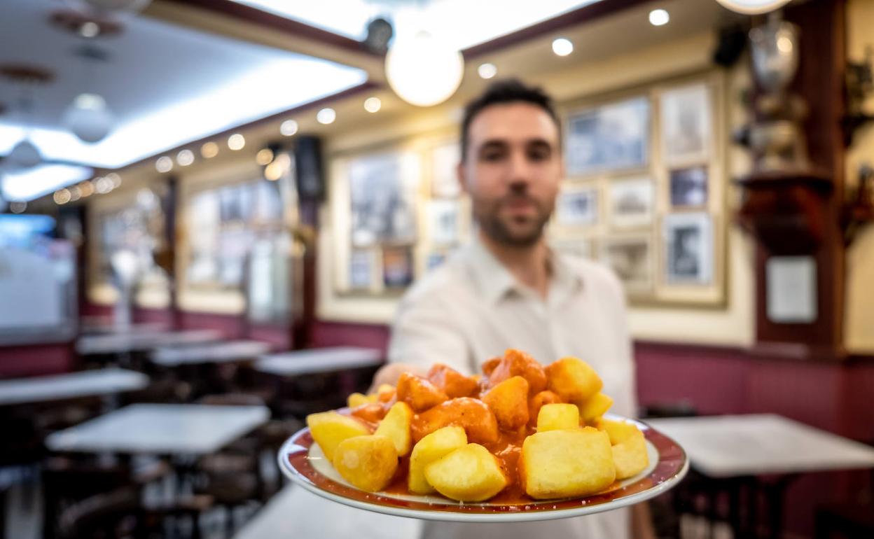 Patatas casonas tal y como se sirven actualmente en el Café Moderno de Logroño. 