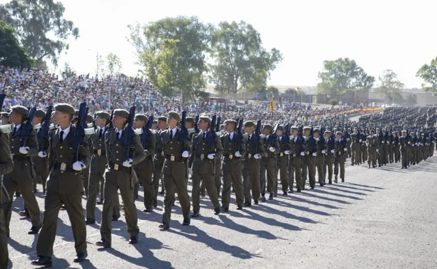 Soldados desfilan en el CEFOT de Cáceres ante autoridades, familiares y amigos.