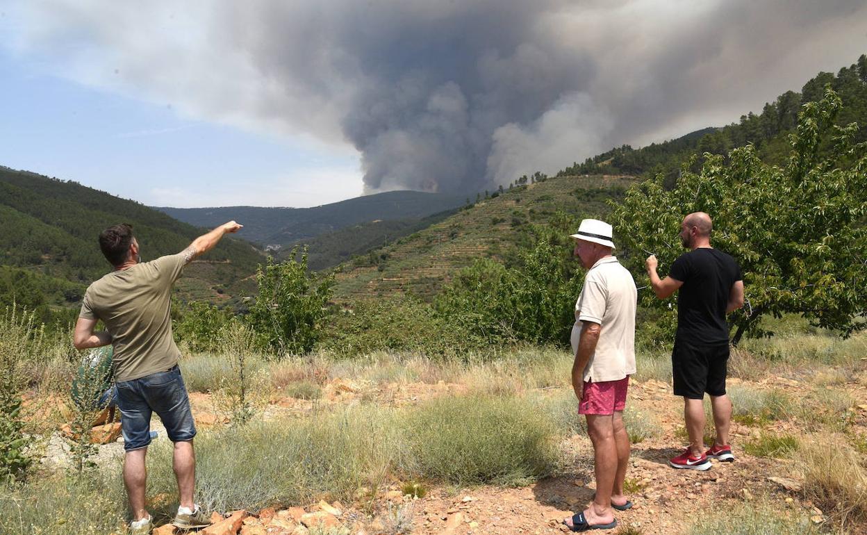 Vecinos de Las Hurdes siguen la evolución del incendio que acabó arrasando 3.239 hectáreas en la comarca.