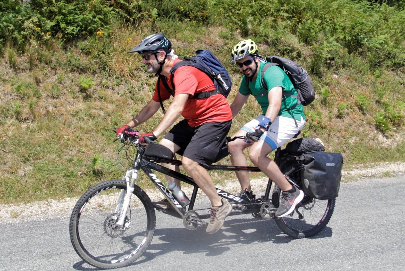 Javier García Bernal y Javier García Pajares, en la bicicleta támdem camino de Santiago. 