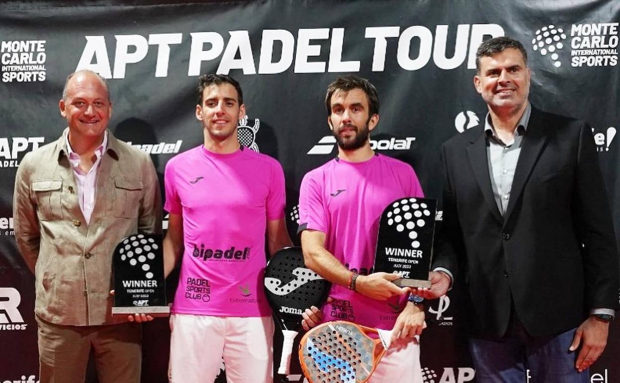 García Diestro y 'Pincho' Fernández reciben el trofeo como ganadores del Tenerife Open de manos del responsable de deportes del cabildo de Tenerife Ángel Peña y del presidente del APT Frabice Pastor. 