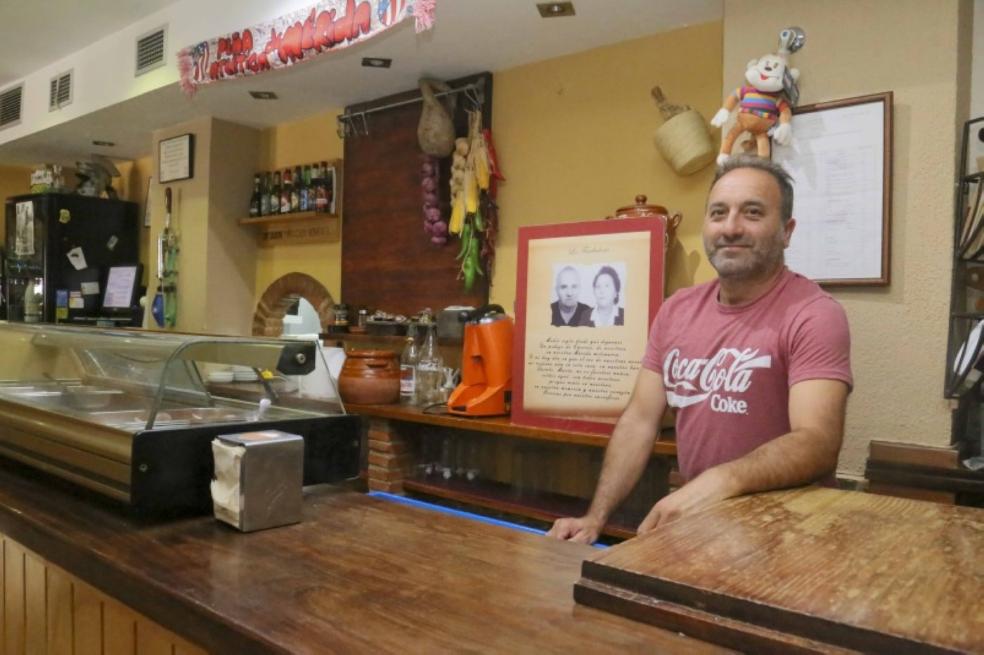 Míchel Nevado, en el bar junto al retrato de sus padres. 