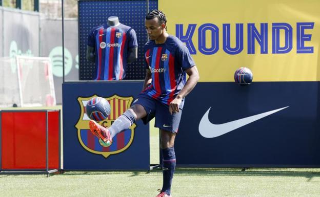 Julen Koundé, sobre el césped con la camiseta de su nuevo equipo. 