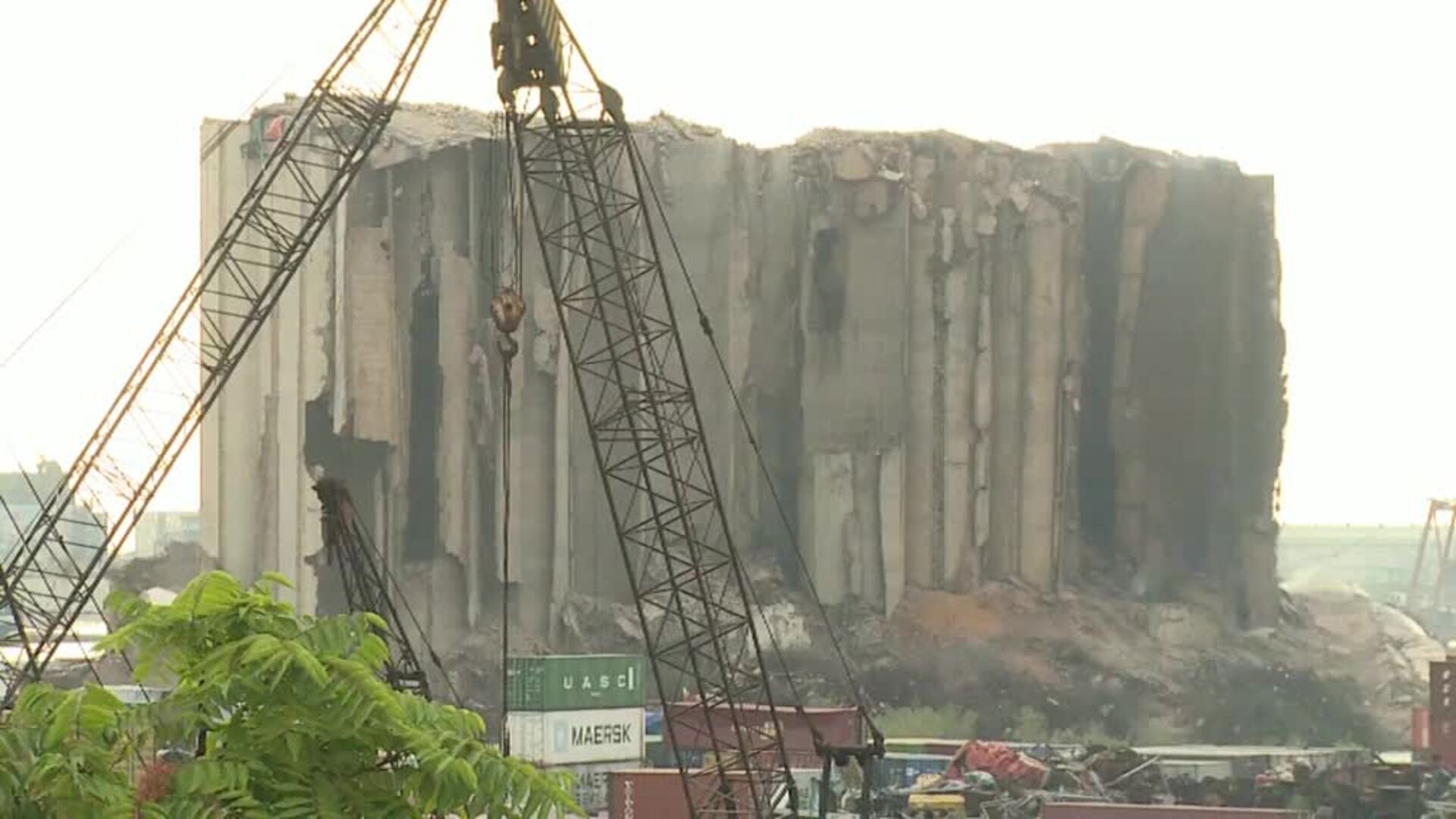 Momento del derrumbe parcial del silo que recuerda la fatídica explosión en el puerto de Beirut