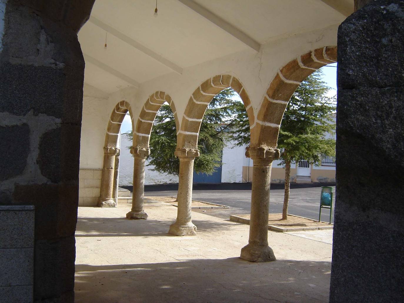 Iglesia y pórtico de Campo Lugar, en donde ejerció como párroco Jesús Buenadicha durante muchos años.