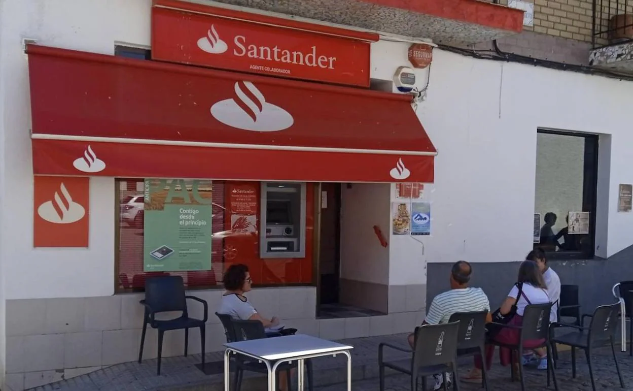 Imagen de la puerta de la oficina del Santander en Valle de la Serena.