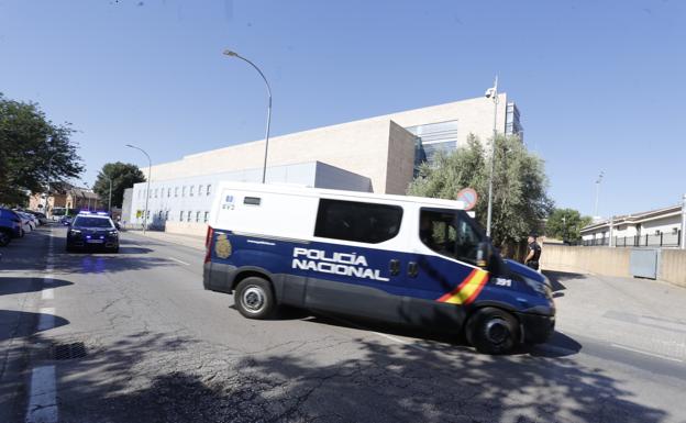 Los detenidos por el robo en Atrio ya están en los juzgados de Cáceres