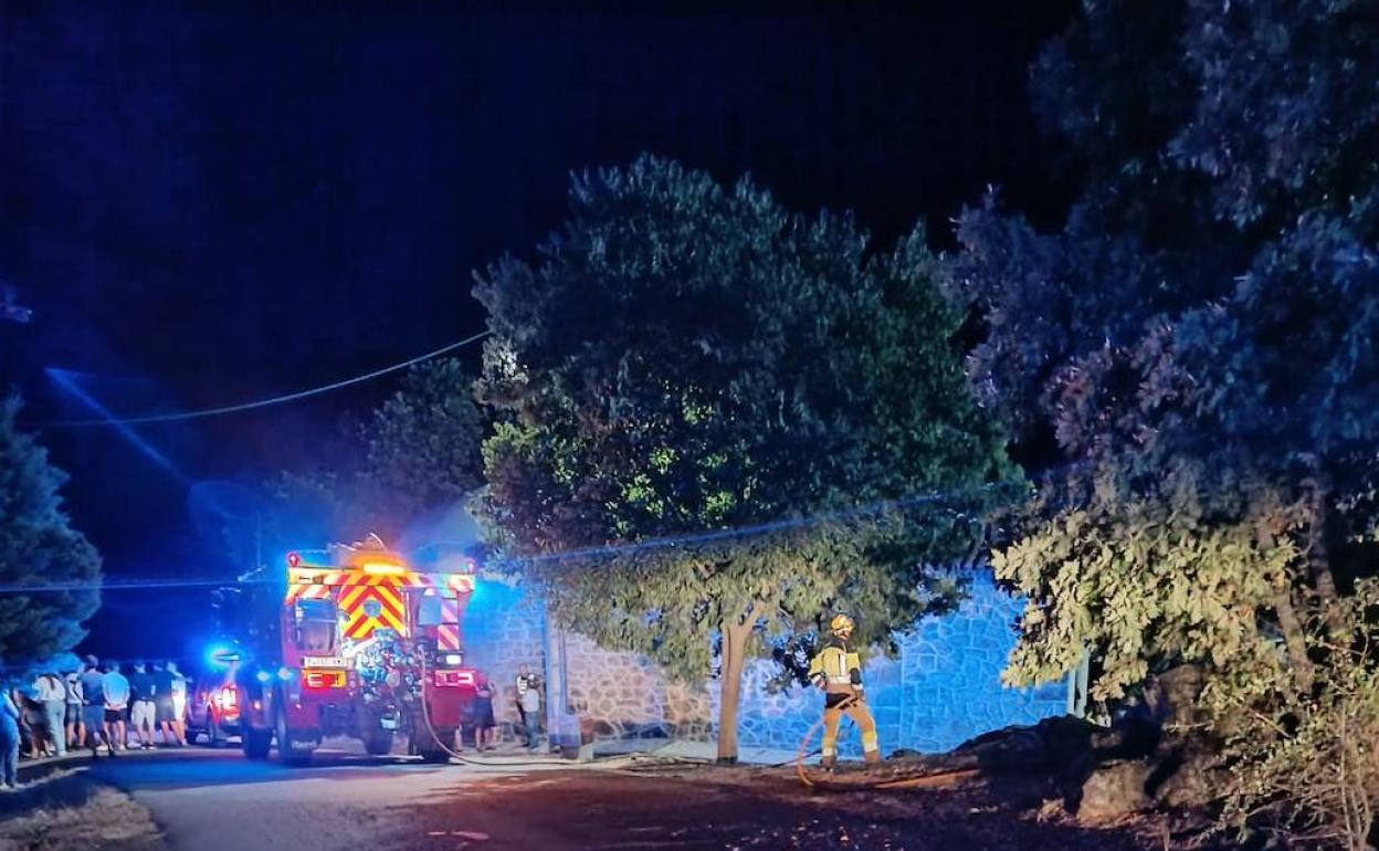 Medios trabajando en la zona del incendio en Cuados de Yuste, esta madrugada.
