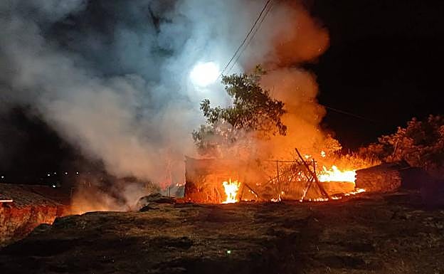 Imagen de llamas del fuego de Cuacos de Yuste.
