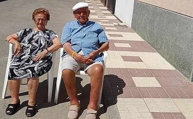 María Ramírez (93 años) y su marido, José Antonio Crespo, a la puerta de su casa en Torremayor, este viernes.