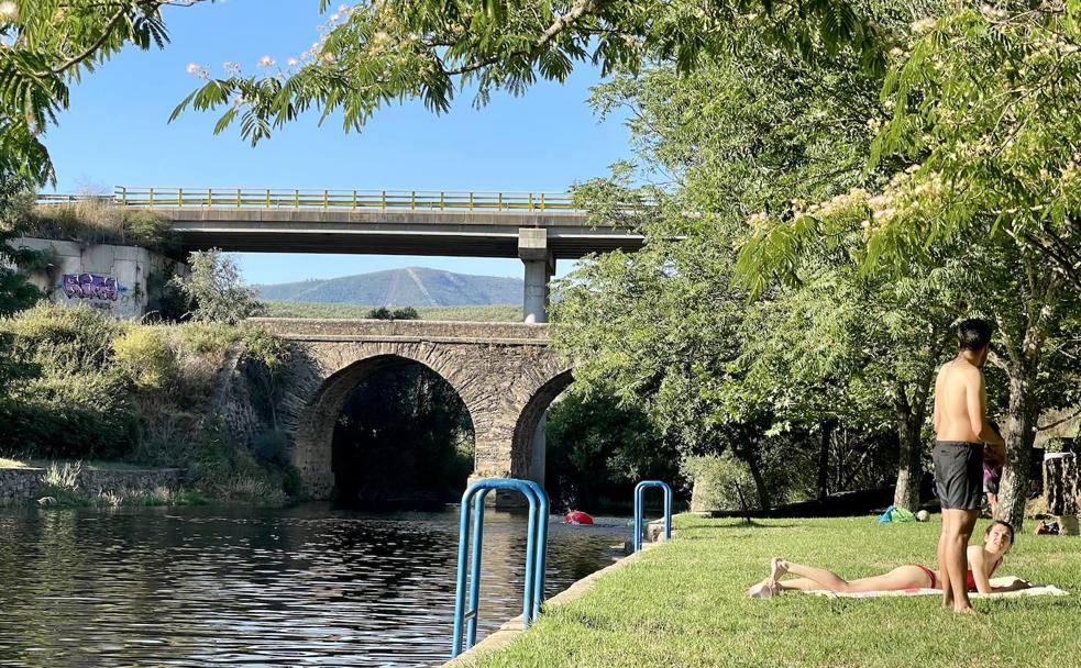 La piscina tiene buen acceos desde la CC-115. 