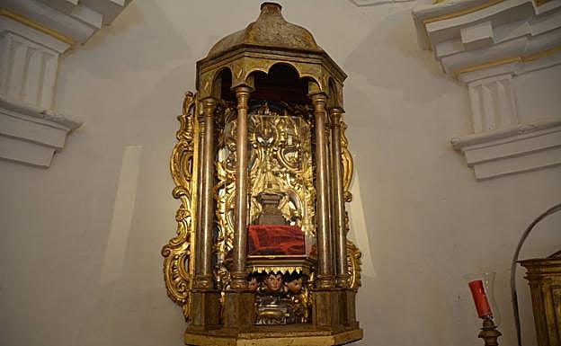 Manifestador de madera que recoge a la pequeña Imagen de Santa María de los Remedios 