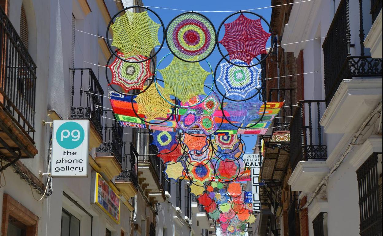 Gran colorido en los toldos que cubren la calle de La Cárcel 