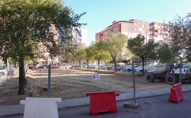 Imagen principal - La zona central frente a Telepizza. Nueva explanada en Juan Simeón Vidarte. Aparcamiento frente a la plaza de la Molineta. 