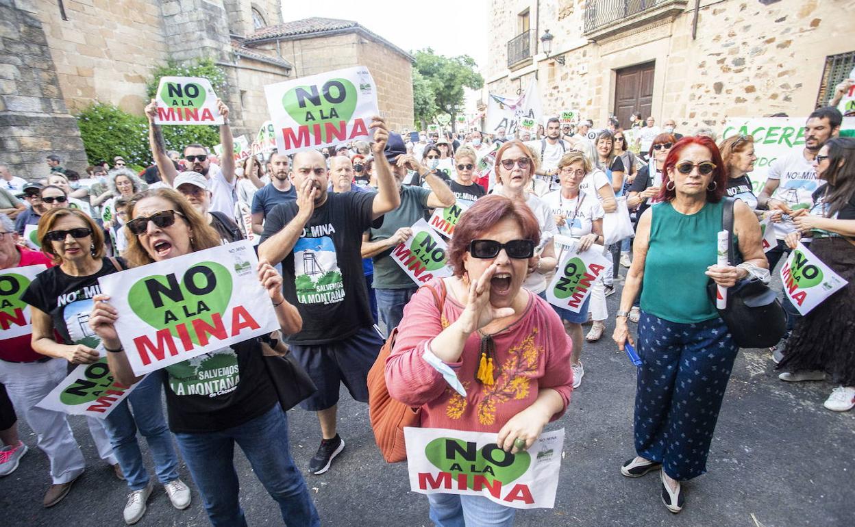 Protesta contra la mina a las puertas de la Cámara de Comercio el pasado mes de mayo. 
