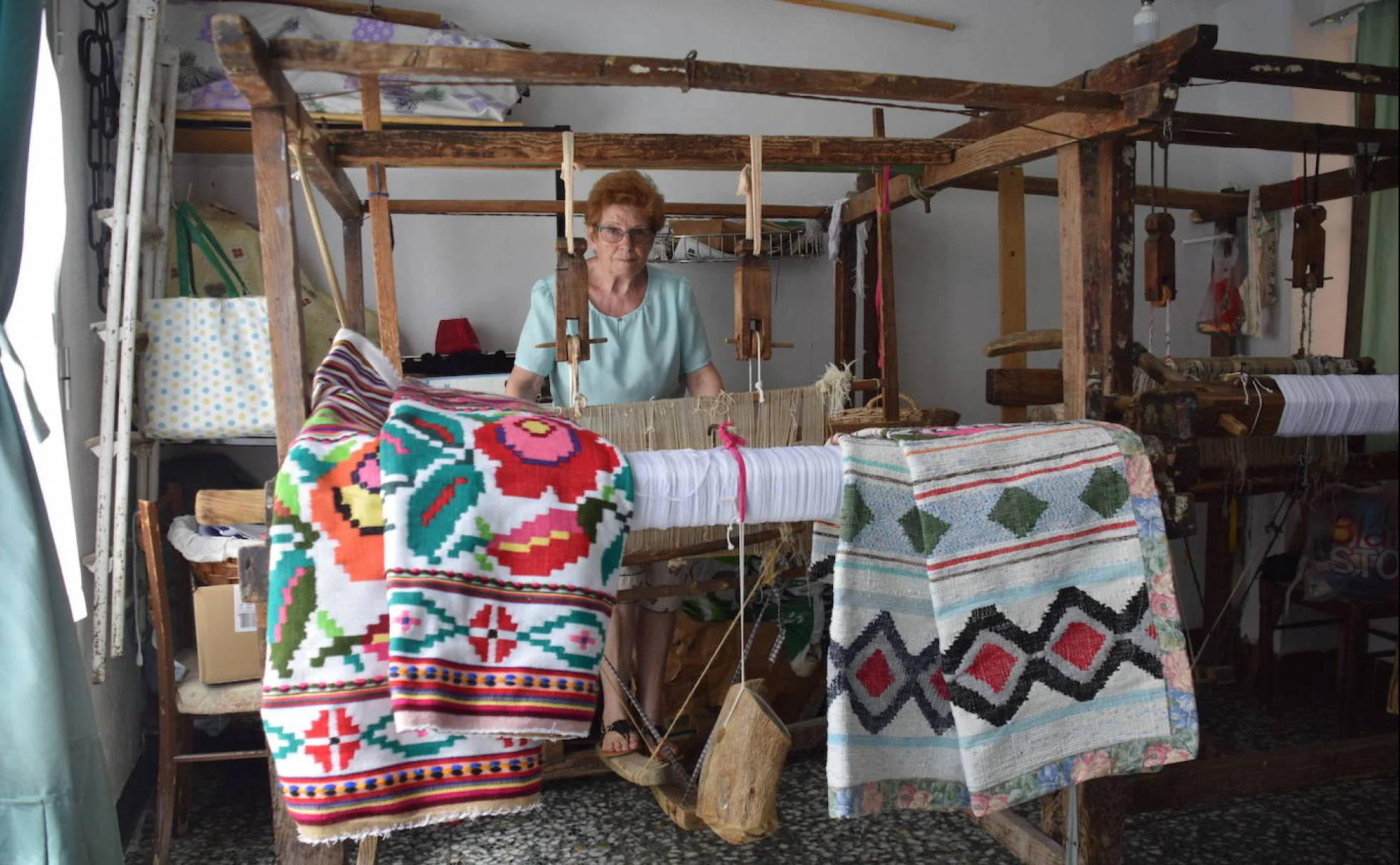 Arte. Guadalupe Costa en uno de sus dos telares en su casa.