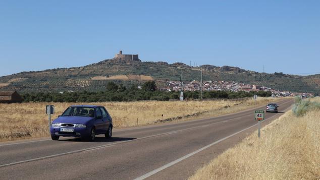 El castillo de Puebla de Alcocer a lo lejos