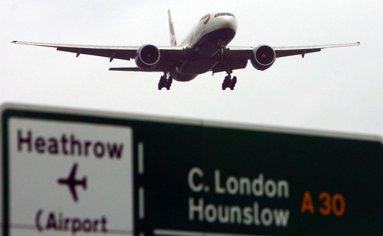 Avión de British Airways se dispone a aterrizar en el aeropuerto de Heathrow, en Londres. 