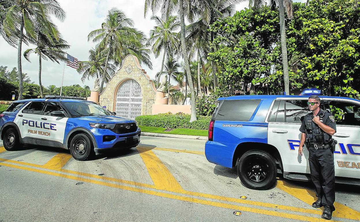 Agentes de policía apostados a la entrada de la residencia Mar-a-Lago de Donald Trump en Florida