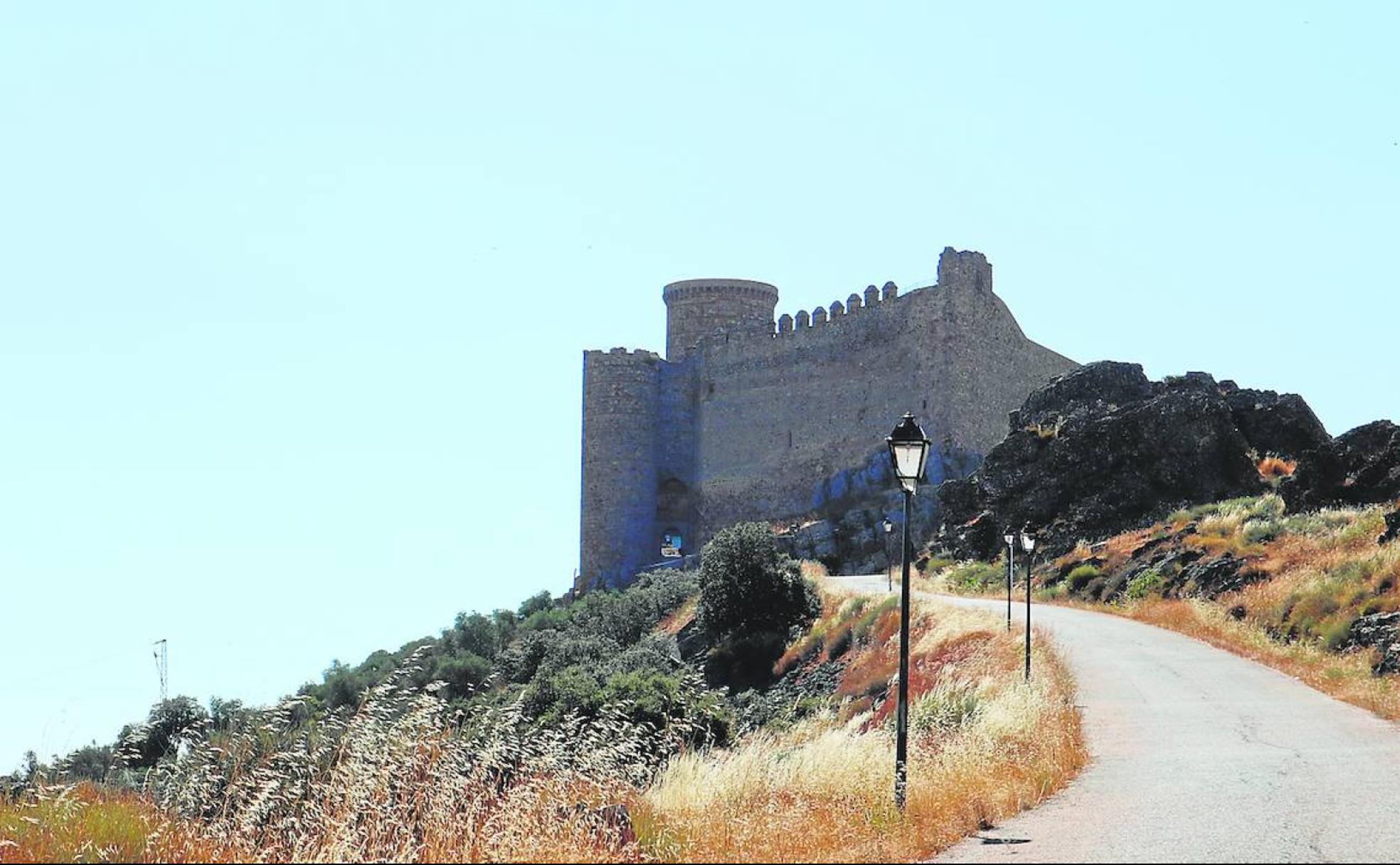 Diez siglos. La fortaleza se empezó a levantar en el siglo XII y se remodeló en el XV. 