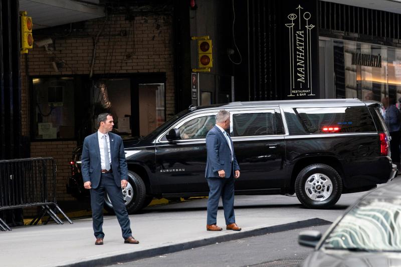 El coche en el que viaja Trump entra en el garaje del edificio de la Fiscalía