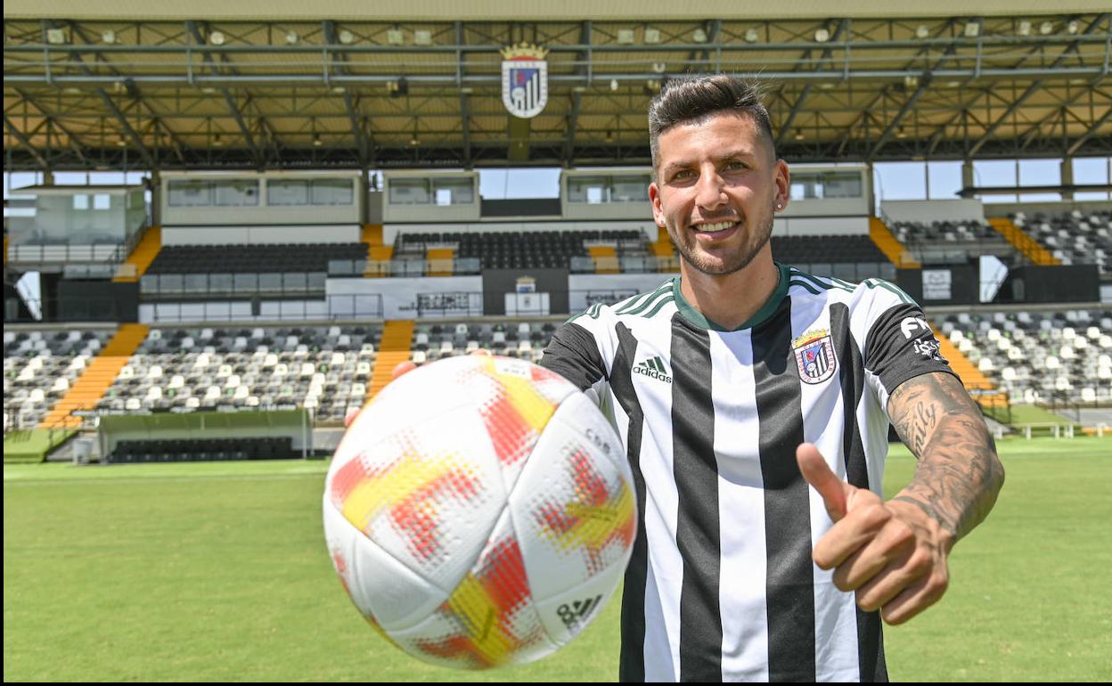 Mariano Gómez durante su presentación como jugador del Badajoz. 