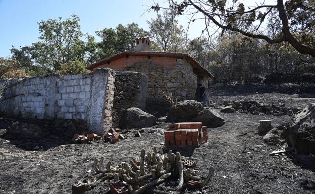 El fuego causó daños pero la rápida actuación de los equipos de extinción evitó que las consecuencias fueran mayores. 