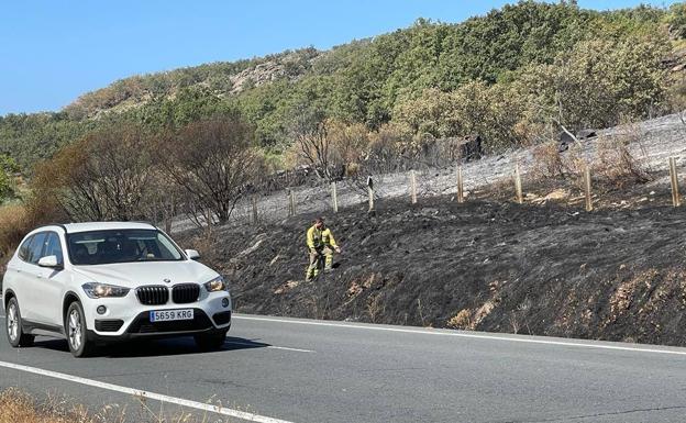 Zona quemada en Sierra de Gata y tareas de extinción. 