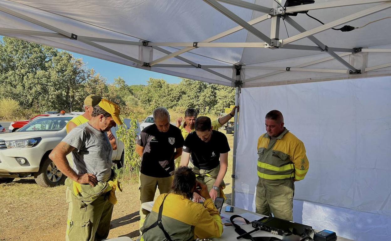 Miembros de la UME y del Infoex, en un puesto de control del incendio de la Sierra de Gata.