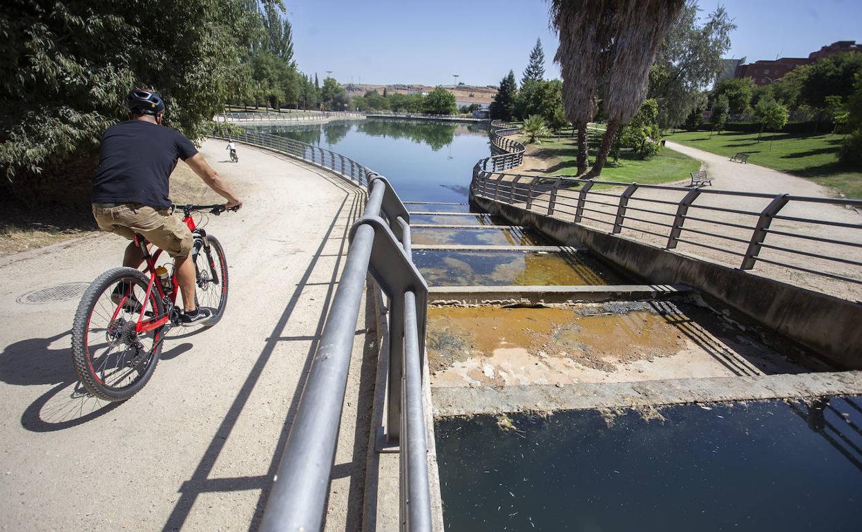 Parque del Rodeo, donde se han cerrado las fuentes y se ha suspendido el riego. 