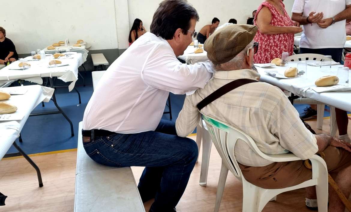 Vara habla con un anciano evacuado en el pabellón de Moraleja. 