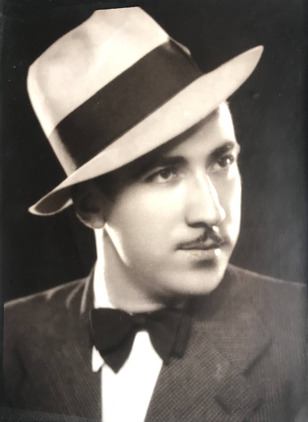 Retrato de juventud de Fernando Bravo.