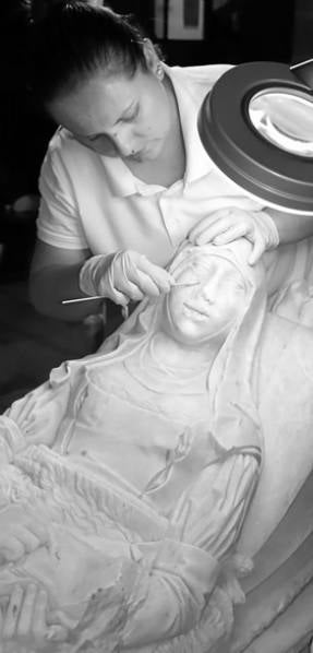 La restauradora Rocío Pardo trabajando en rehabilitar el monumento realizado en la década de 1480.