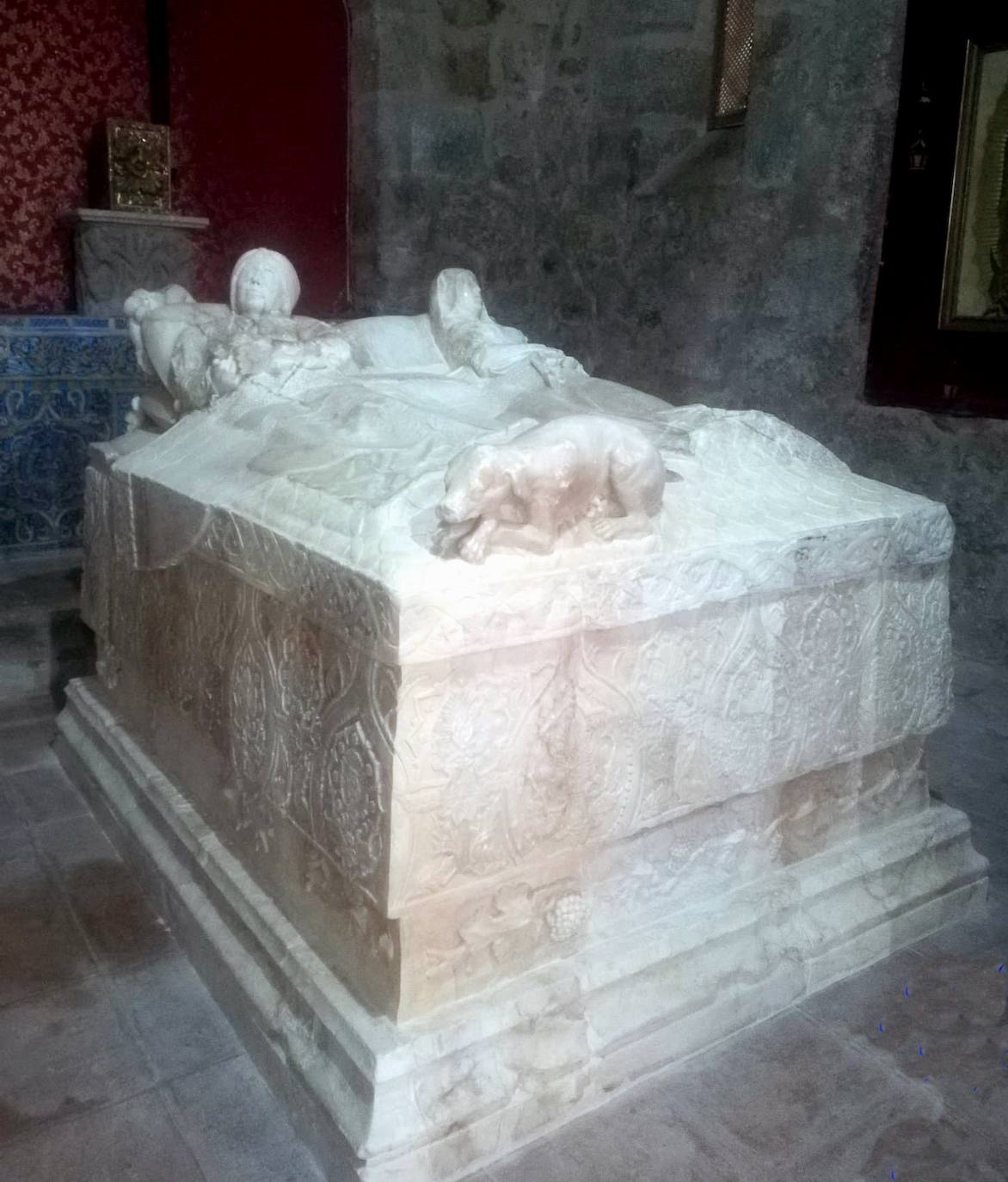 El monumento ya recuperado, en el interior de una capilla de la iglesia de Valverde de la Vera.