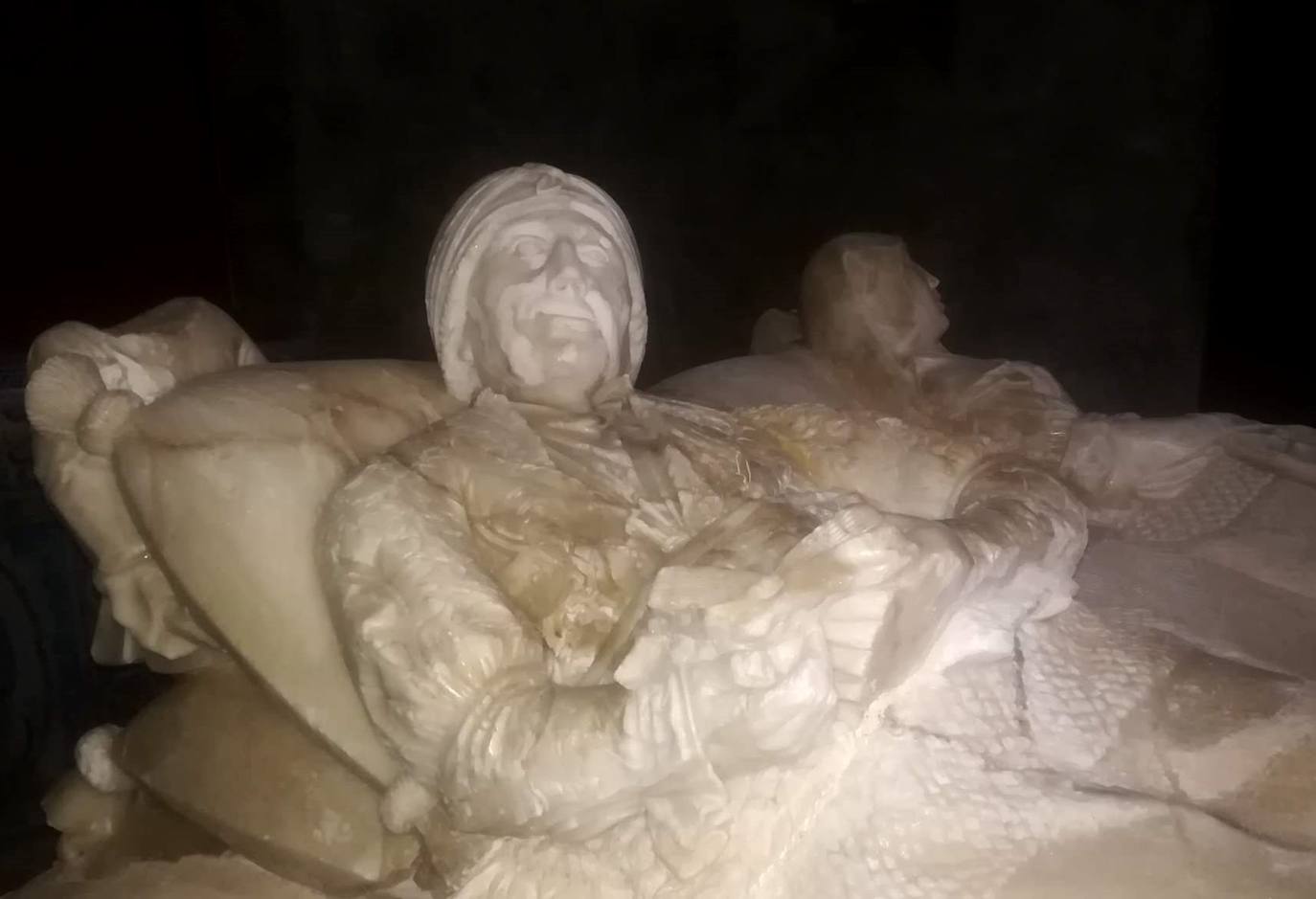 Detalle del sepulcro de los Condes de Nieva en el que los dos están leyendo.