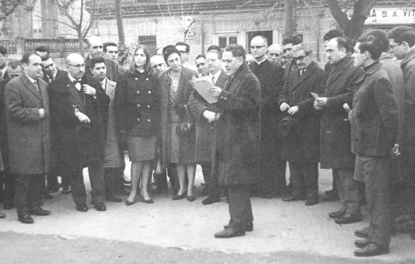 Año 1966. Homenaje a Gabriel y Galán en Cáceres. El que lee es Juan García, el cartero poeta. Fernando Bravo está con capa y pajarita, a su lado Juan Ramón Marchena. Entre el púbico se encuentran Maruja Collado, Valeriano Gutiérrez, el cura Manuel Vidal, José Canal con un sombrero en las manos, y a su lado el periodista Fernando García Morales sosteniendo unas cuartillas.