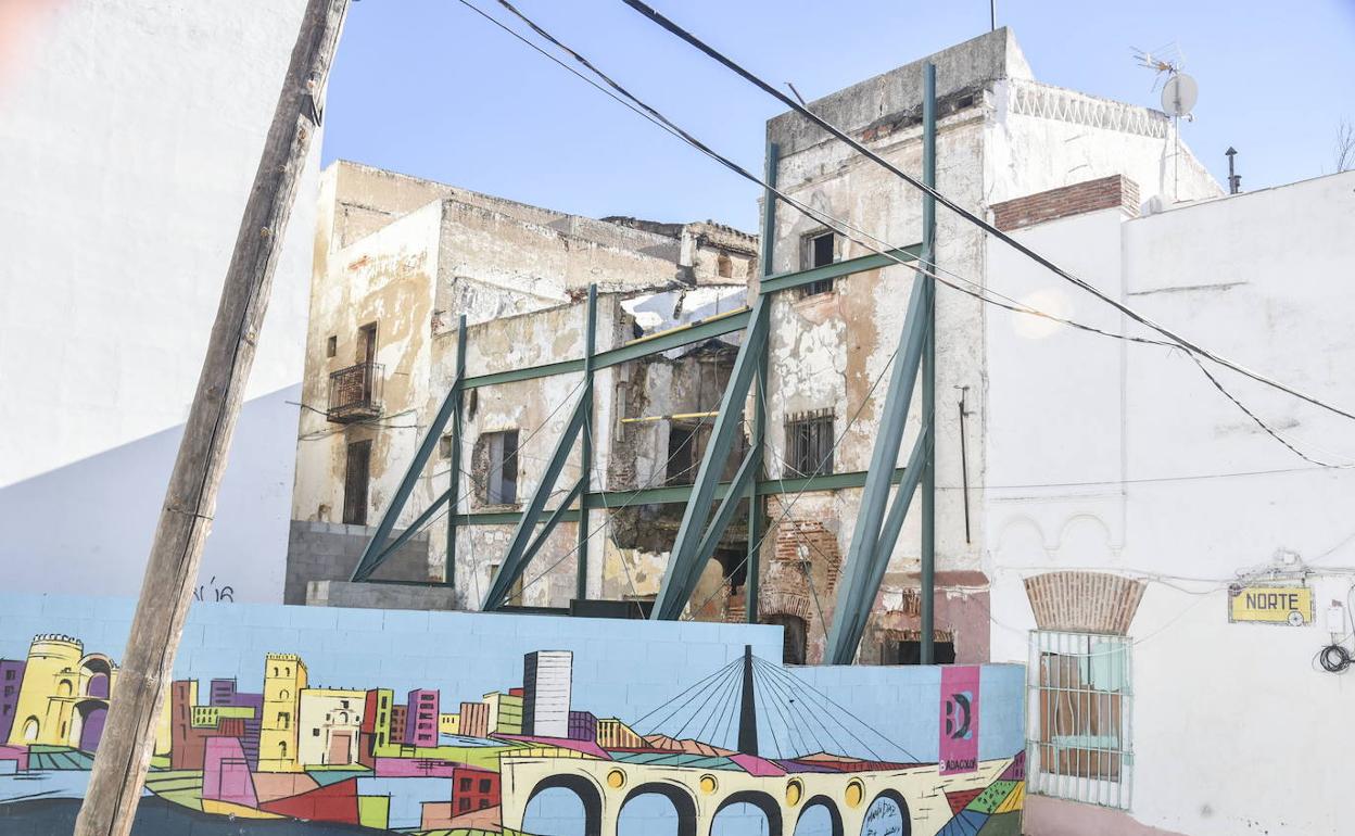 La calle Norte sigue apuntalada y cerrada. 