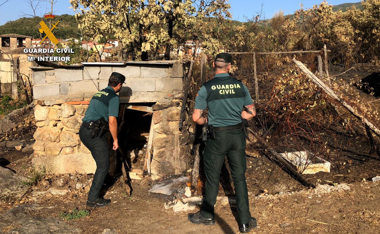 Agentes de la Guardia Civil en la zona del incendio de Cuaco de Yuste.