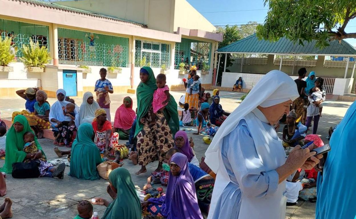 Mujeres, niños y voluntarias en Mozambique durante su estancia en julio en el país.