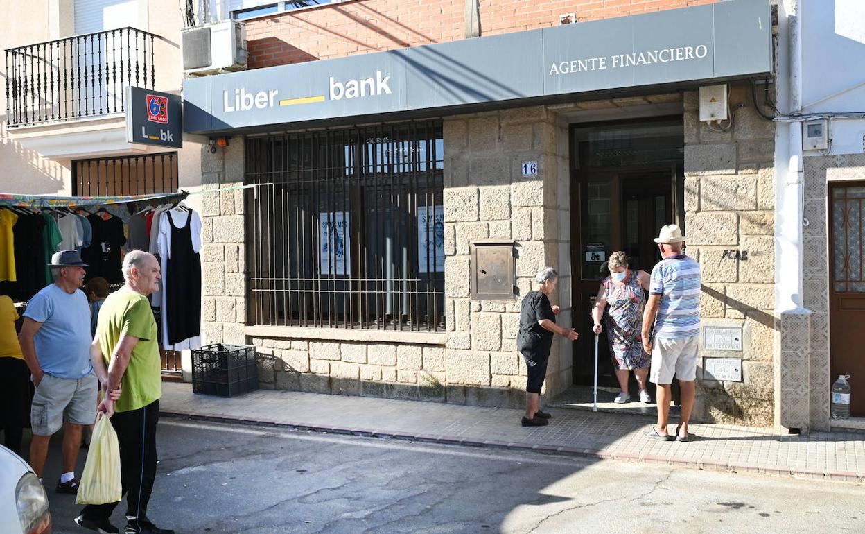 Colas en la oficina bancaria del municipio cacereño de Riolobos, uno de los últimos donde ha cerrado una sucursal. 