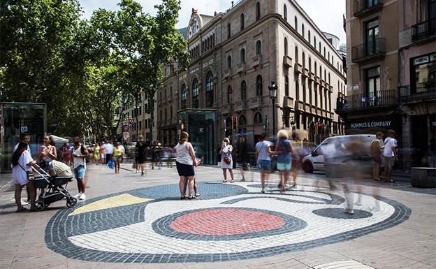 La furgoneta se quedó frenada junto al mosaico de Miró, que forma parte de una trilogía con la que el artista quiso recibir a los visitantes de la ciudad por tierra, mar y aire: una escultura en el Parque Joan Miró, el mosaico de las Ramblas y un mural en el aeropuerto.