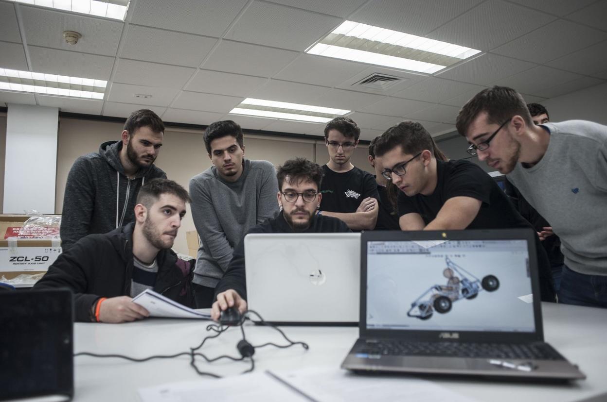Equipo de trabajo en la Escuela de Ingenierías Técnicas Industriales. 